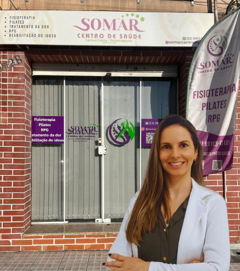 Dra Larissa Leal Cunha, fisioterapeuta responsável técnica pela Somar Centro de Saúde afrente da clínica
